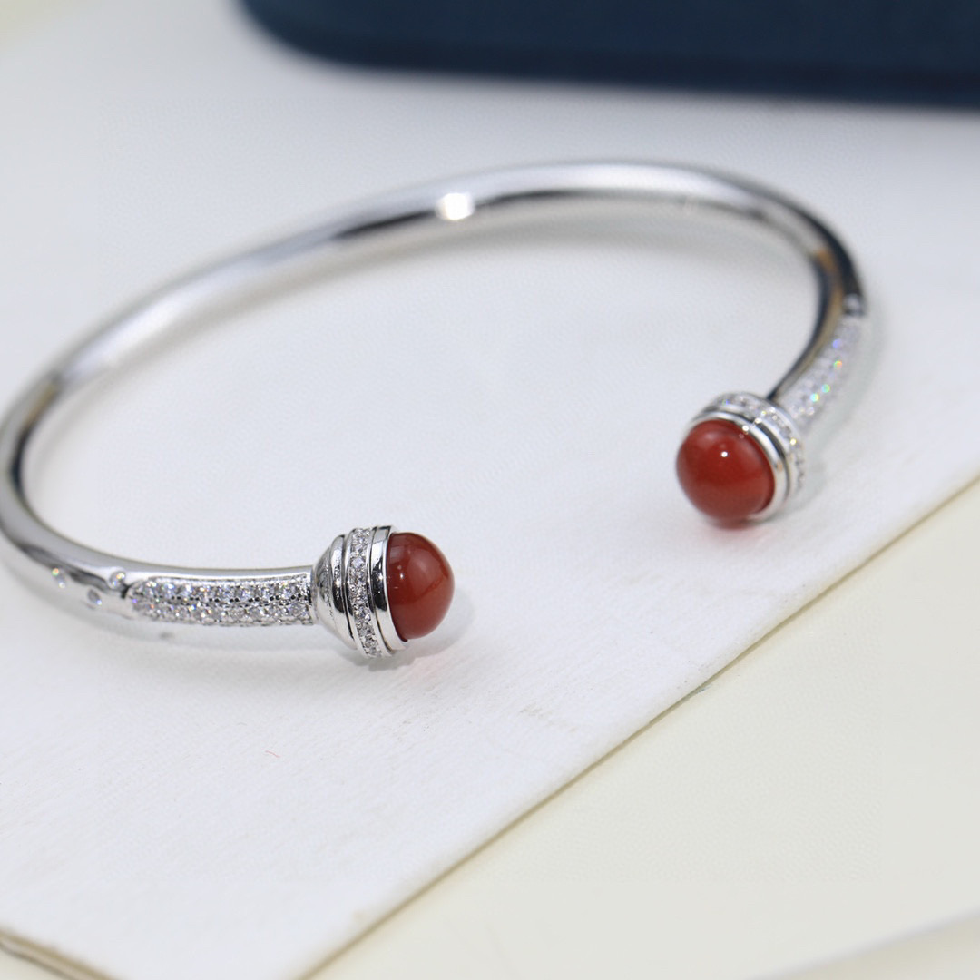 ❤️100包邮/原单代购级别
伯爵手镯👼【925058】伯爵专柜最新款宝石转动系列手镯，可以转动的手镯，太有意思了❗美呆美呆了🎈🎈真心美到不行🎈🎈精选V金材质，带logo。独家老师傅转动工艺，Au750电镀层厚金电镀 。