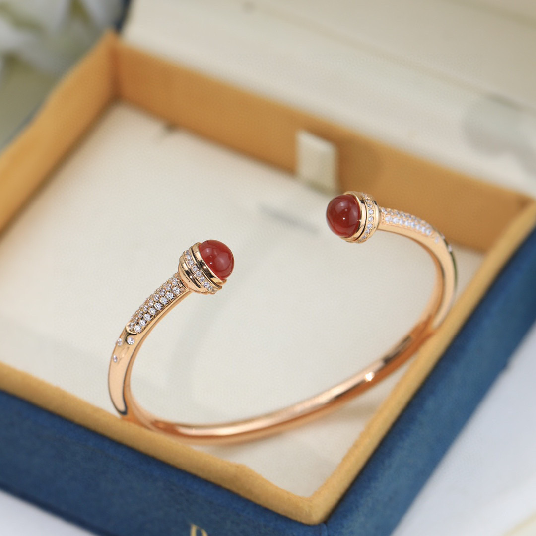 ❤️100包邮/原单代购级别
伯爵手镯👼【925058】伯爵专柜最新款宝石转动系列手镯，可以转动的手镯，太有意思了❗美呆美呆了🎈🎈真心美到不行🎈🎈精选V金材质，带logo。独家老师傅转动工艺，Au750电镀层厚金电镀 。