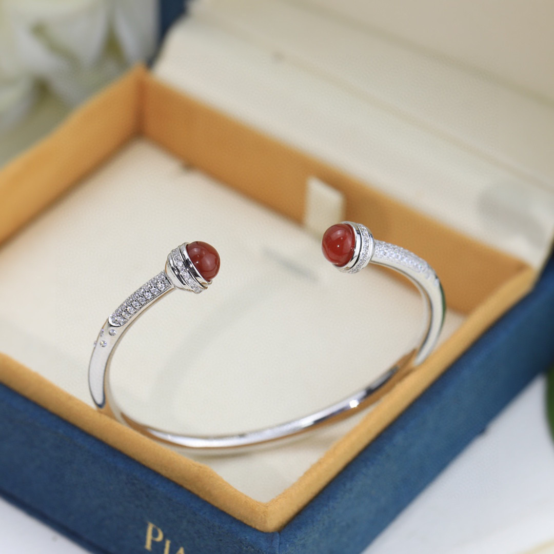 ❤️100包邮/原单代购级别
伯爵手镯👼【925058】伯爵专柜最新款宝石转动系列手镯，可以转动的手镯，太有意思了❗美呆美呆了🎈🎈真心美到不行🎈🎈精选V金材质，带logo。独家老师傅转动工艺，Au750电镀层厚金电镀 。