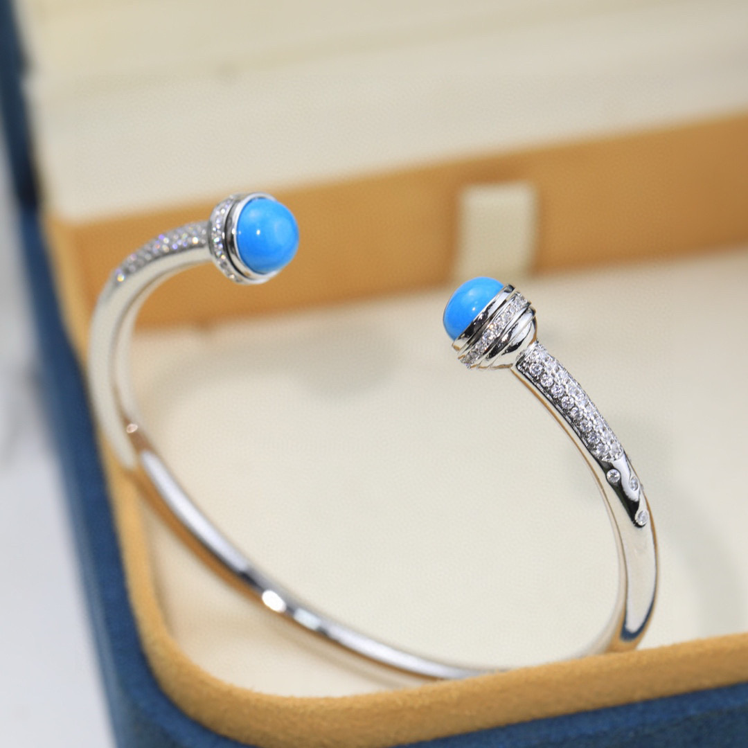 ❤️100包邮/原单代购级别
伯爵手镯👼【925058】伯爵专柜最新款宝石转动系列手镯，可以转动的手镯，太有意思了❗美呆美呆了🎈🎈真心美到不行🎈🎈精选V金材质，带logo。独家老师傅转动工艺，Au750电镀层厚金电镀 。