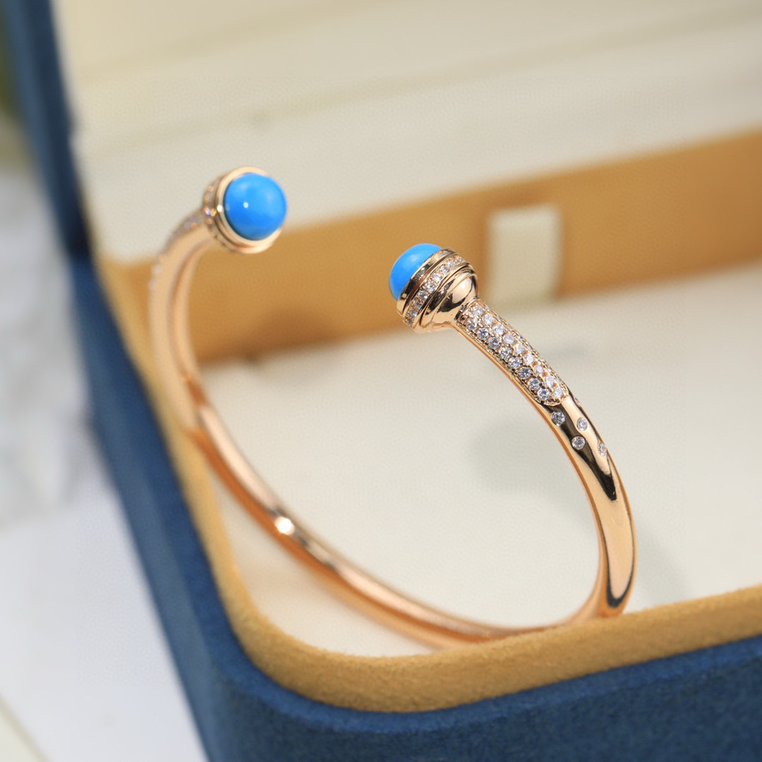 ❤️100包邮/原单代购级别
伯爵手镯👼【925058】伯爵专柜最新款宝石转动系列手镯，可以转动的手镯，太有意思了❗美呆美呆了🎈🎈真心美到不行🎈🎈精选V金材质，带logo。独家老师傅转动工艺，Au750电镀层厚金电镀 。