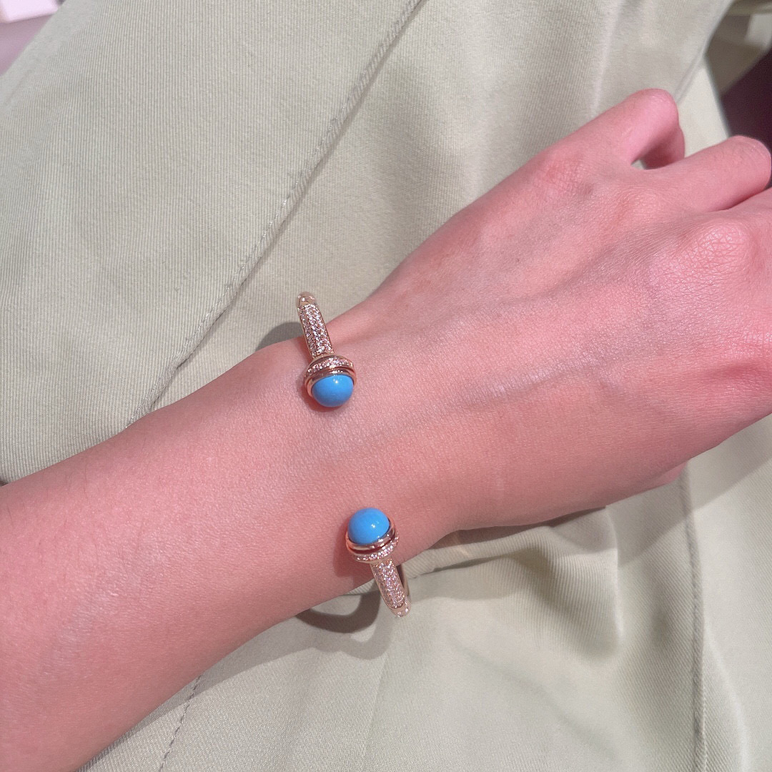 ❤️100包邮/原单代购级别
伯爵手镯👼【925058】伯爵专柜最新款宝石转动系列手镯，可以转动的手镯，太有意思了❗美呆美呆了🎈🎈真心美到不行🎈🎈精选V金材质，带logo。独家老师傅转动工艺，Au750电镀层厚金电镀 。