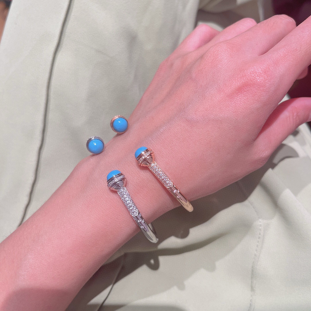 ❤️100包邮/原单代购级别
伯爵手镯👼【925058】伯爵专柜最新款宝石转动系列手镯，可以转动的手镯，太有意思了❗美呆美呆了🎈🎈真心美到不行🎈🎈精选V金材质，带logo。独家老师傅转动工艺，Au750电镀层厚金电镀 。