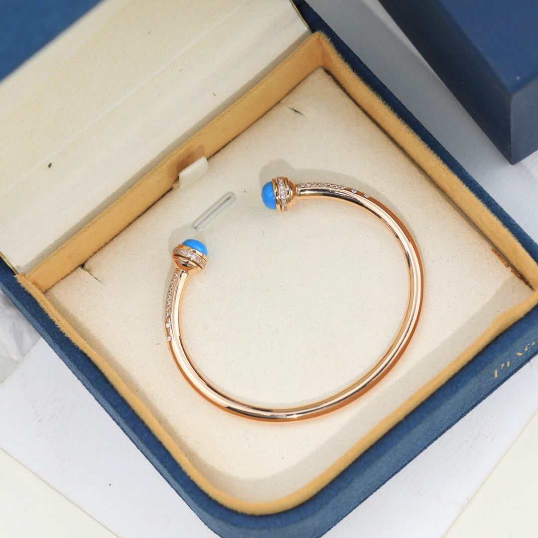 ❤️100包邮/原单代购级别
伯爵手镯👼【925058】伯爵专柜最新款宝石转动系列手镯，可以转动的手镯，太有意思了❗美呆美呆了🎈🎈真心美到不行🎈🎈精选V金材质，带logo。独家老师傅转动工艺，Au750电镀层厚金电镀 。