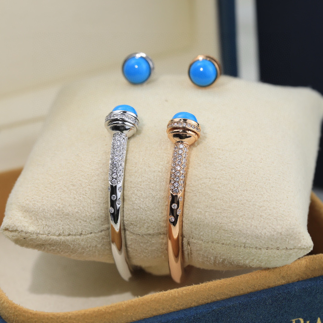 ❤️100包邮/原单代购级别
伯爵手镯👼【925058】伯爵专柜最新款宝石转动系列手镯，可以转动的手镯，太有意思了❗美呆美呆了🎈🎈真心美到不行🎈🎈精选V金材质，带logo。独家老师傅转动工艺，Au750电镀层厚金电镀 。