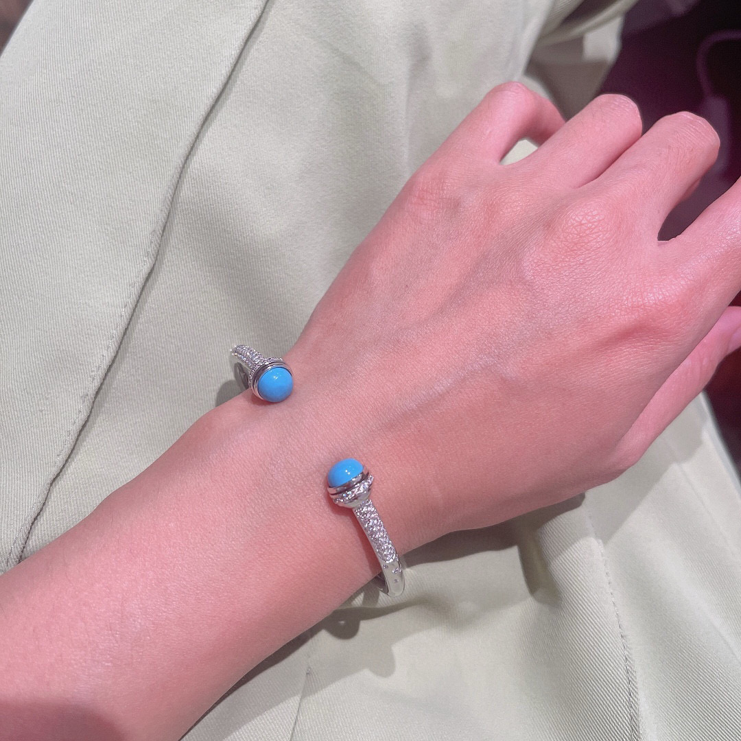 ❤️100包邮/原单代购级别
伯爵手镯👼【925058】伯爵专柜最新款宝石转动系列手镯，可以转动的手镯，太有意思了❗美呆美呆了🎈🎈真心美到不行🎈🎈精选V金材质，带logo。独家老师傅转动工艺，Au750电镀层厚金电镀 。