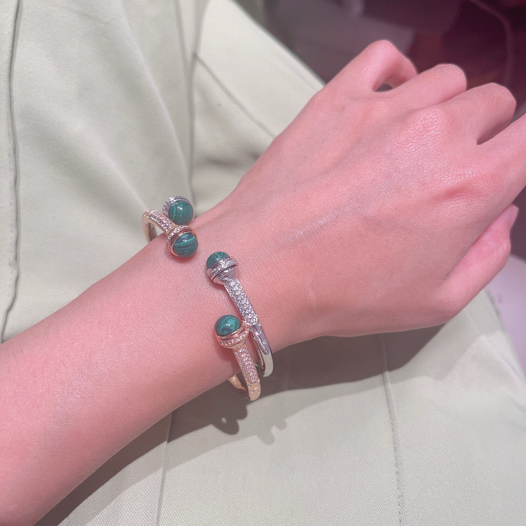 ❤️100包邮/原单代购级别
伯爵手镯👼【925058】伯爵专柜最新款宝石转动系列手镯，可以转动的手镯，太有意思了❗美呆美呆了🎈🎈真心美到不行🎈🎈精选V金材质，带logo。独家老师傅转动工艺，Au750电镀层厚金电镀 。