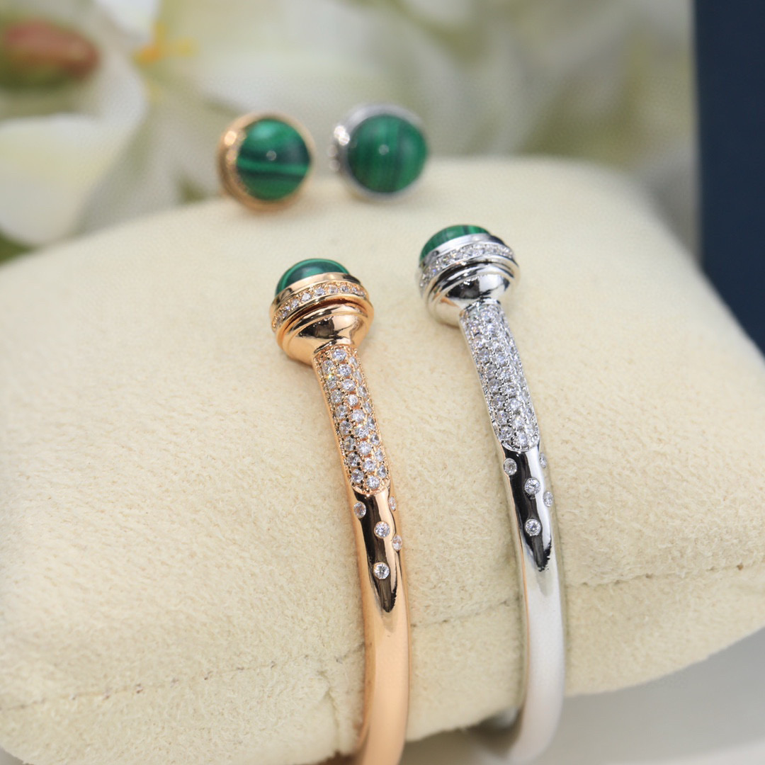 ❤️100包邮/原单代购级别
伯爵手镯👼【925058】伯爵专柜最新款宝石转动系列手镯，可以转动的手镯，太有意思了❗美呆美呆了🎈🎈真心美到不行🎈🎈精选V金材质，带logo。独家老师傅转动工艺，Au750电镀层厚金电镀 。