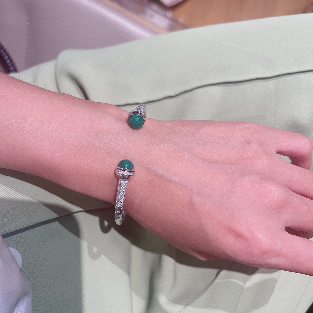 ❤️100包邮/原单代购级别
伯爵手镯👼【925058】伯爵专柜最新款宝石转动系列手镯，可以转动的手镯，太有意思了❗美呆美呆了🎈🎈真心美到不行🎈🎈精选V金材质，带logo。独家老师傅转动工艺，Au750电镀层厚金电镀 。