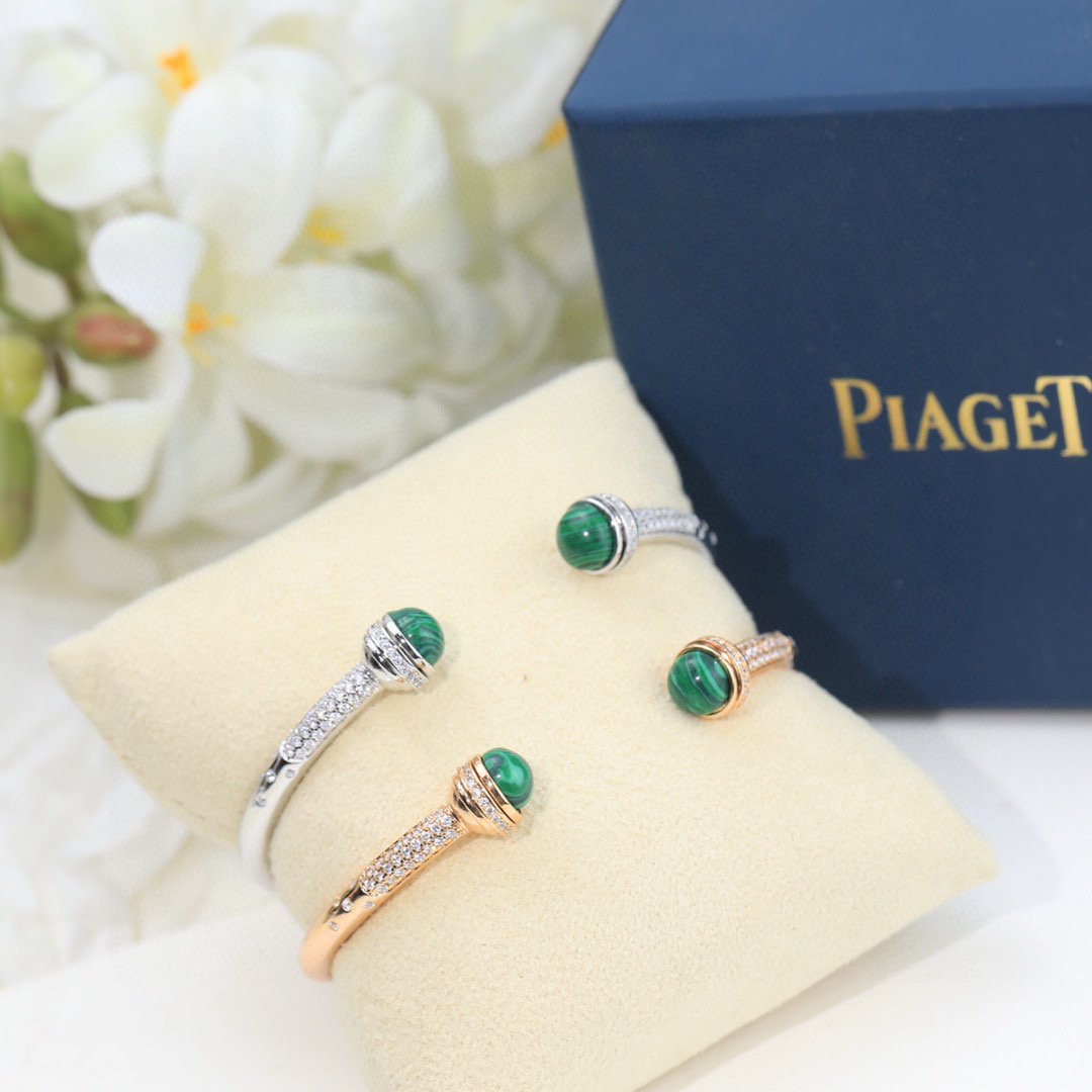 ❤️100包邮/原单代购级别
伯爵手镯👼【925058】伯爵专柜最新款宝石转动系列手镯，可以转动的手镯，太有意思了❗美呆美呆了🎈🎈真心美到不行🎈🎈精选V金材质，带logo。独家老师傅转动工艺，Au750电镀层厚金电镀 。