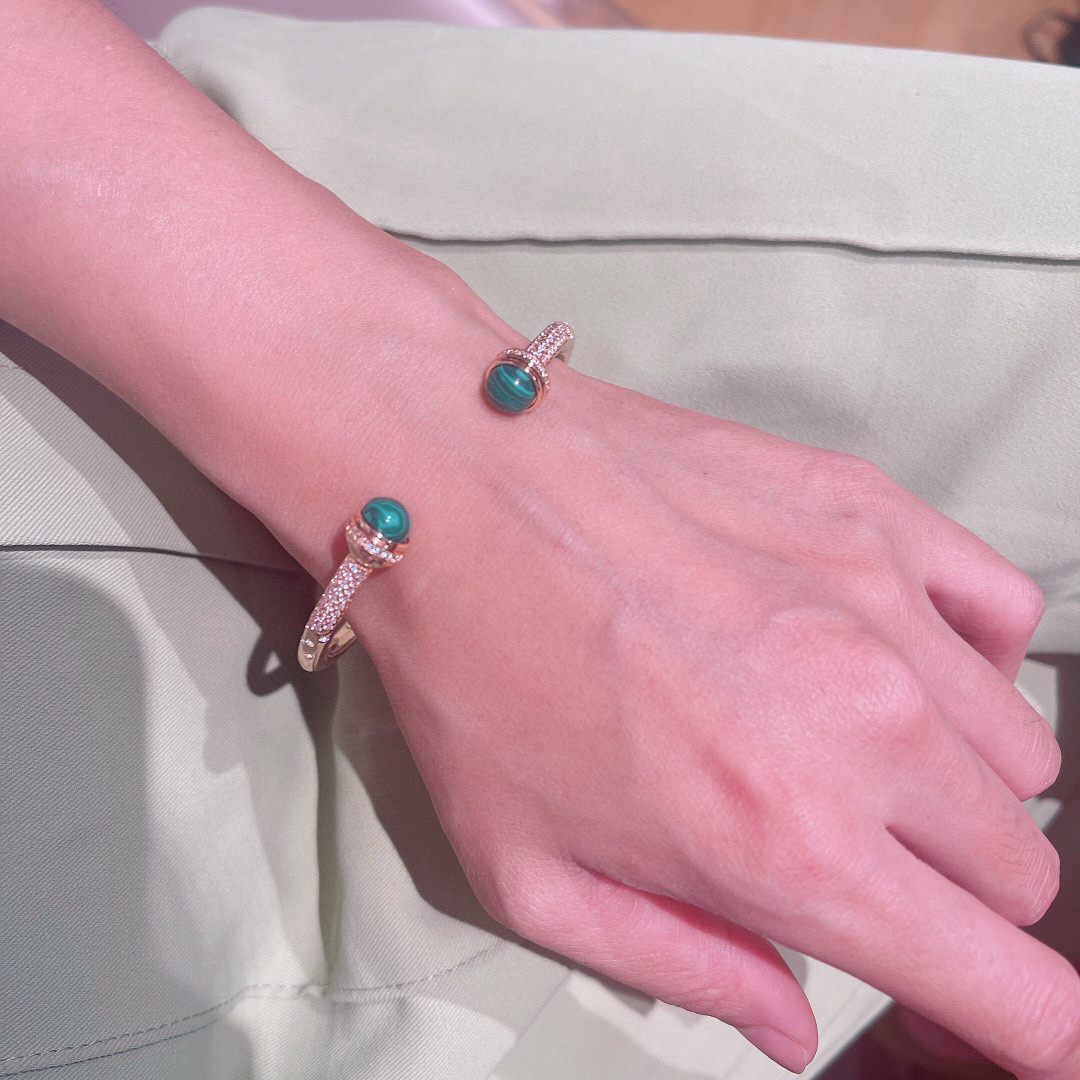 ❤️100包邮/原单代购级别
伯爵手镯👼【925058】伯爵专柜最新款宝石转动系列手镯，可以转动的手镯，太有意思了❗美呆美呆了🎈🎈真心美到不行🎈🎈精选V金材质，带logo。独家老师傅转动工艺，Au750电镀层厚金电镀 。