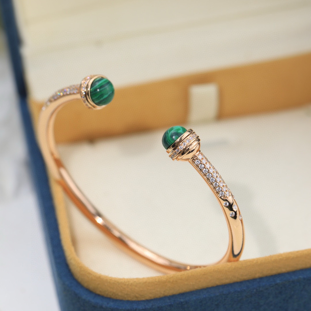 ❤️100包邮/原单代购级别
伯爵手镯👼【925058】伯爵专柜最新款宝石转动系列手镯，可以转动的手镯，太有意思了❗美呆美呆了🎈🎈真心美到不行🎈🎈精选V金材质，带logo。独家老师傅转动工艺，Au750电镀层厚金电镀 。