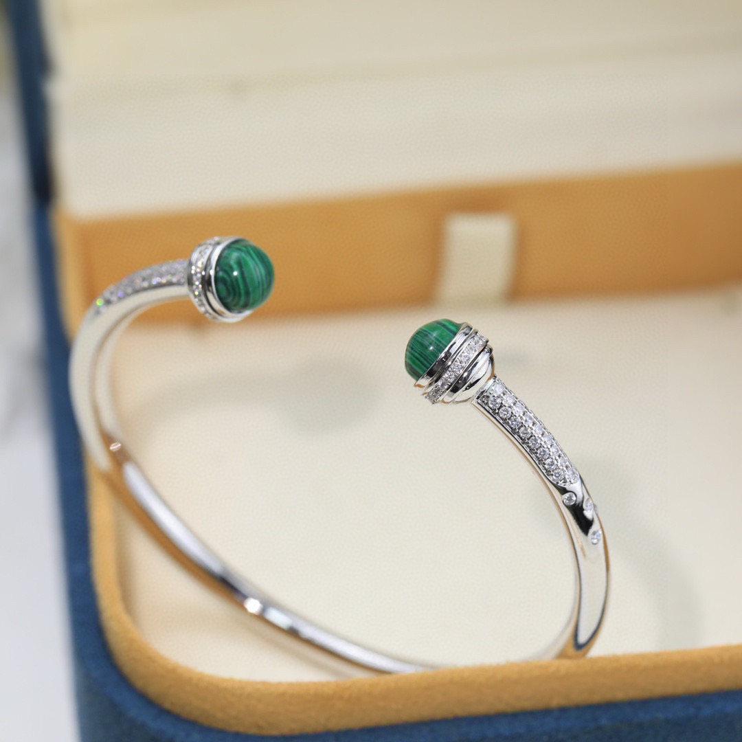 ❤️100包邮/原单代购级别
伯爵手镯👼【925058】伯爵专柜最新款宝石转动系列手镯，可以转动的手镯，太有意思了❗美呆美呆了🎈🎈真心美到不行🎈🎈精选V金材质，带logo。独家老师傅转动工艺，Au750电镀层厚金电镀 。