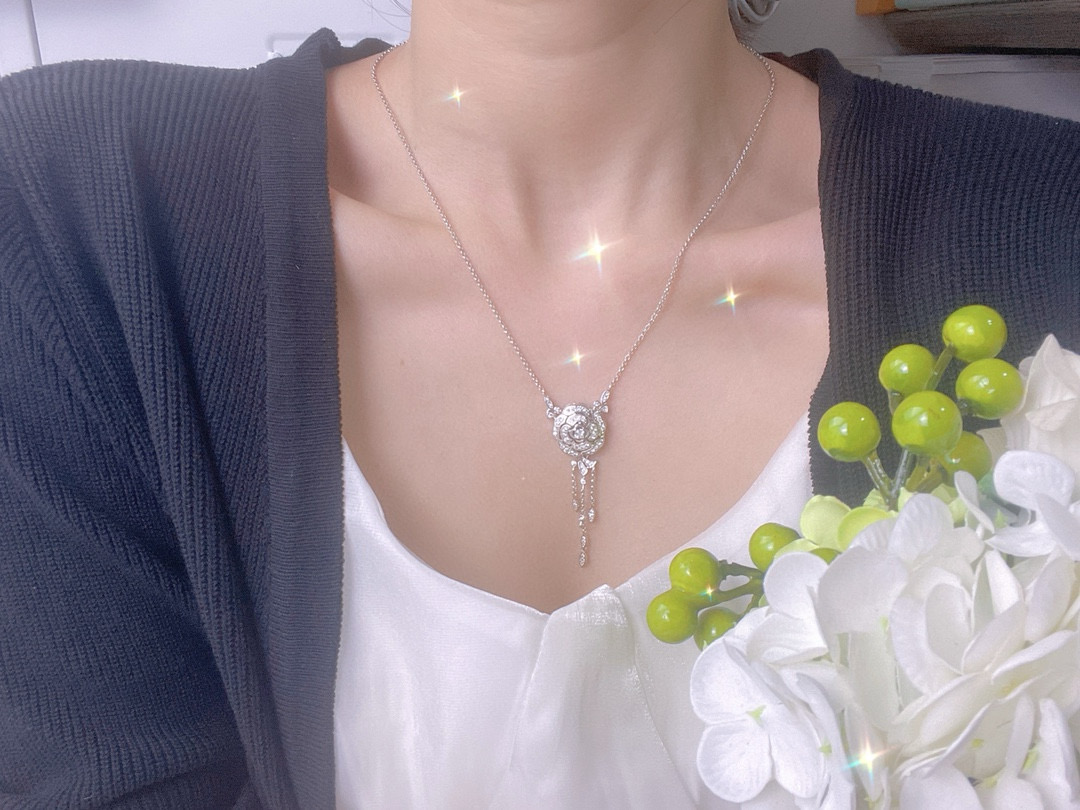 ❤️100包邮/原单代购级别
CHANEL香奈儿镂空山茶花项链 🌺经典热销款 香奈儿女神必备 CHANEL镂空茶花项链满钻版 🌸亚金材质 高版本 电镀18k白金 原版logo 链长45cm调节 👼【925055】⚠️配原版龙虾扣 不是市面上的普通扣子