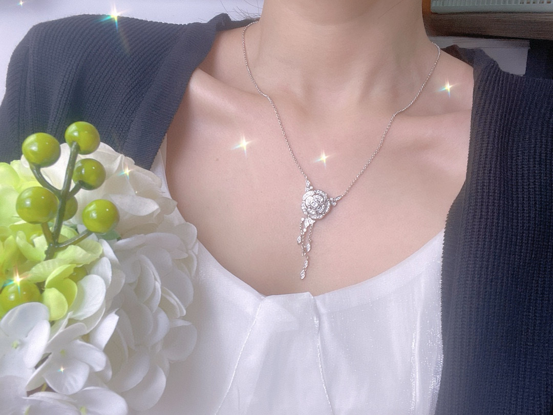 ❤️100包邮/原单代购级别
CHANEL香奈儿镂空山茶花项链 🌺经典热销款 香奈儿女神必备 CHANEL镂空茶花项链满钻版 🌸亚金材质 高版本 电镀18k白金 原版logo 链长45cm调节 👼【925055】⚠️配原版龙虾扣 不是市面上的普通扣子