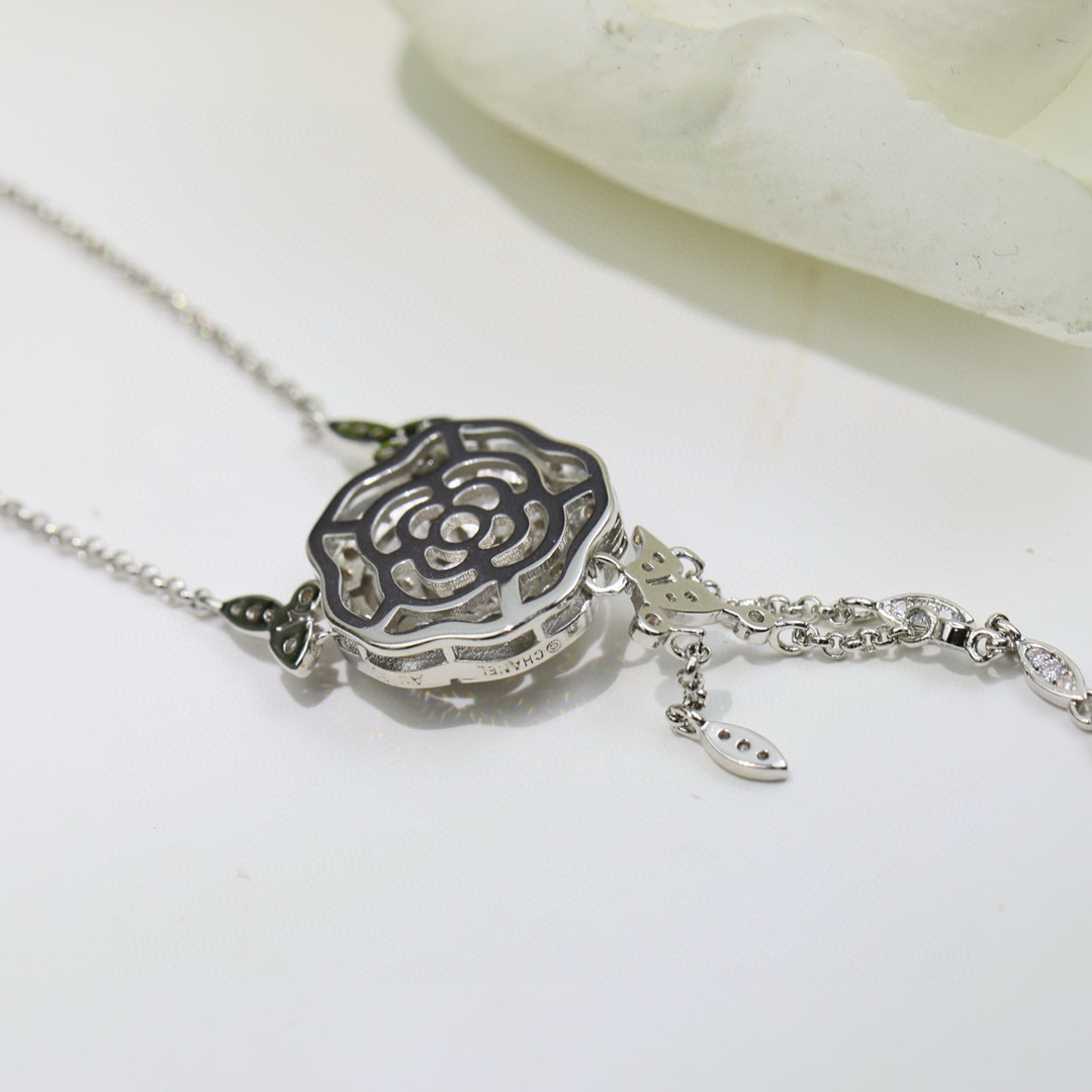 ❤️100包邮/原单代购级别
CHANEL香奈儿镂空山茶花项链 🌺经典热销款 香奈儿女神必备 CHANEL镂空茶花项链满钻版 🌸亚金材质 高版本 电镀18k白金 原版logo 链长45cm调节 👼【925055】⚠️配原版龙虾扣 不是市面上的普通扣子