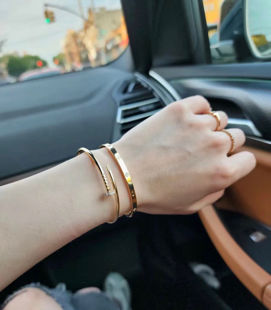 Cartier 细版 款 Cartier 卡地亚头尾钻钉子手镯 Juste un Clou系列艺术设计展亮相米兰