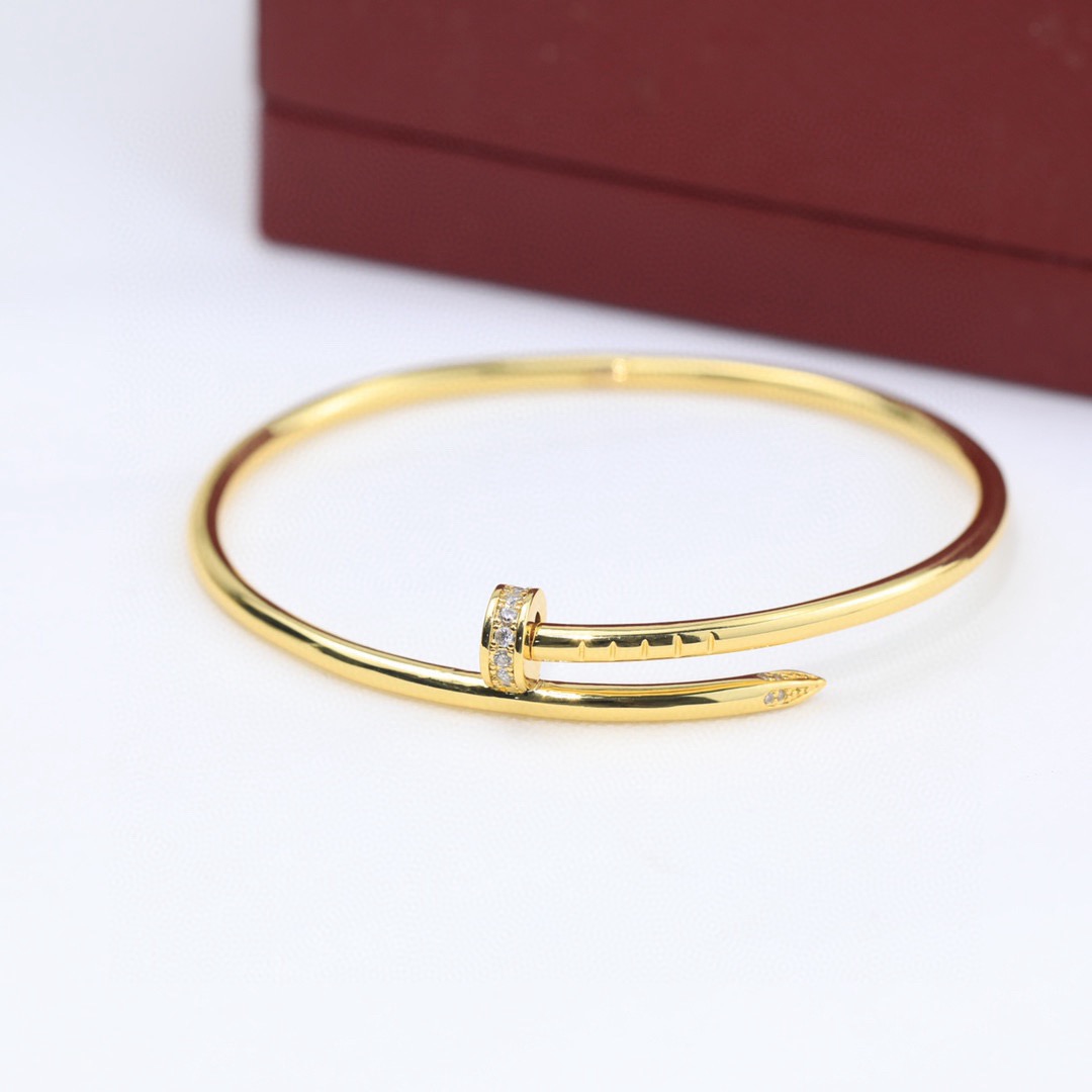 Cartier 细版 款 Cartier 卡地亚头尾钻钉子手镯 Juste un Clou系列艺术设计展亮相米兰