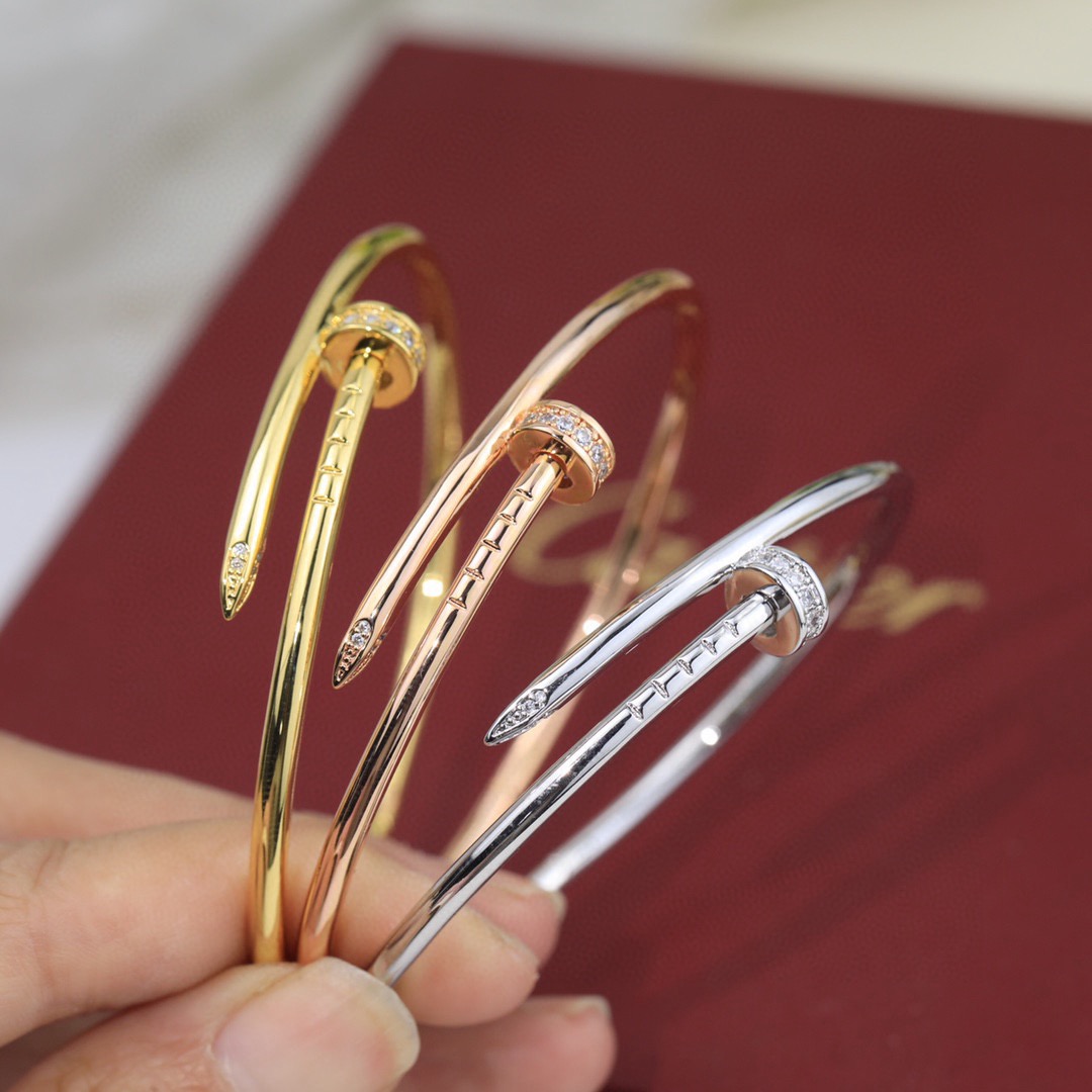 Cartier 细版 款 Cartier 卡地亚头尾钻钉子手镯 Juste un Clou系列艺术设计展亮相米兰