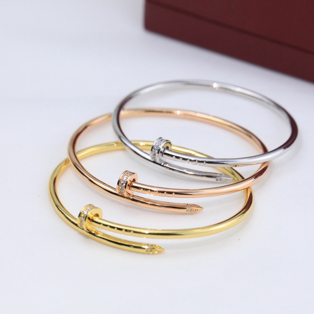 Cartier 细版 款 Cartier 卡地亚头尾钻钉子手镯 Juste un Clou系列艺术设计展亮相米兰