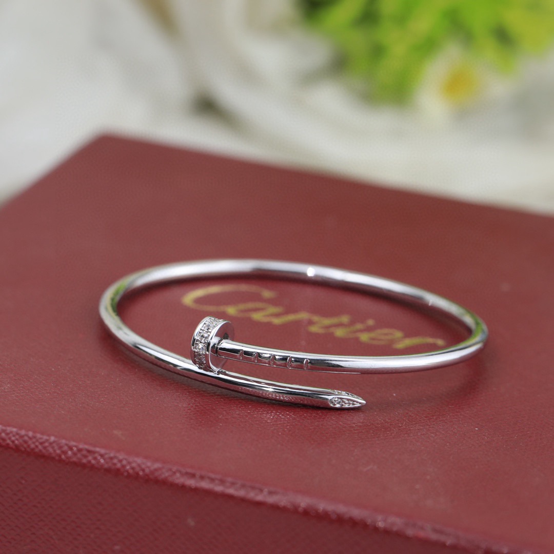Cartier 细版 款 Cartier 卡地亚头尾钻钉子手镯 Juste un Clou系列艺术设计展亮相米兰