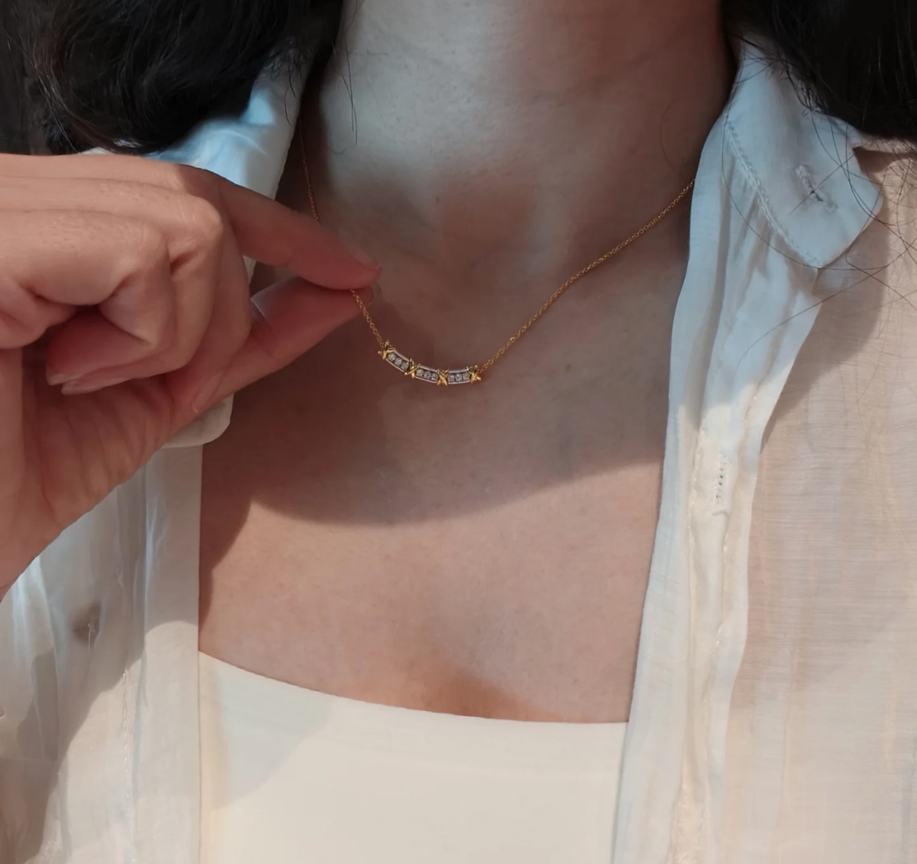 Tiffany & Co. 精工版本 交叉鲜明的线条 呈现 Tiffany 的简约纯粹 Tiffany项链采用 的链环设计