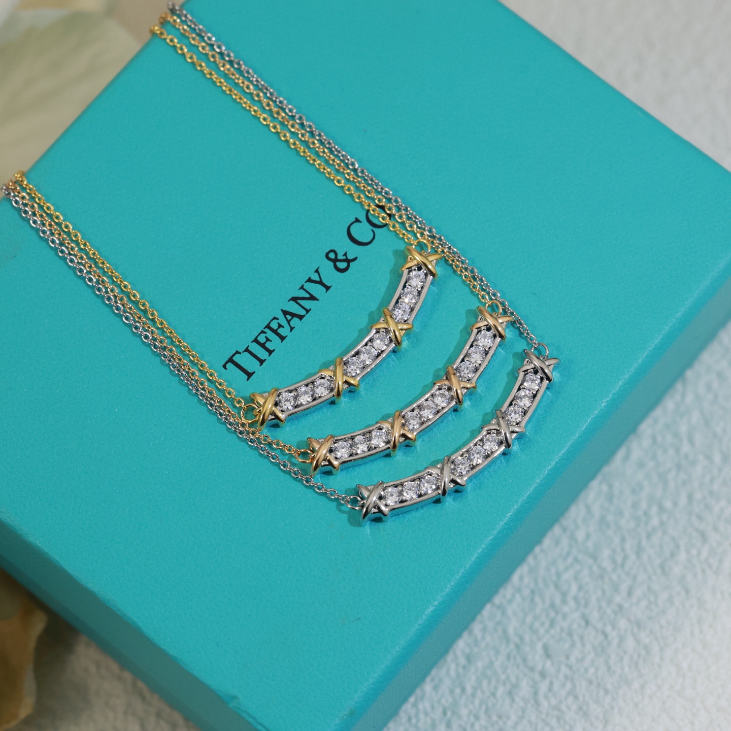Tiffany & Co. 精工版本 交叉鲜明的线条 呈现 Tiffany 的简约纯粹 Tiffany项链采用 的链环设计