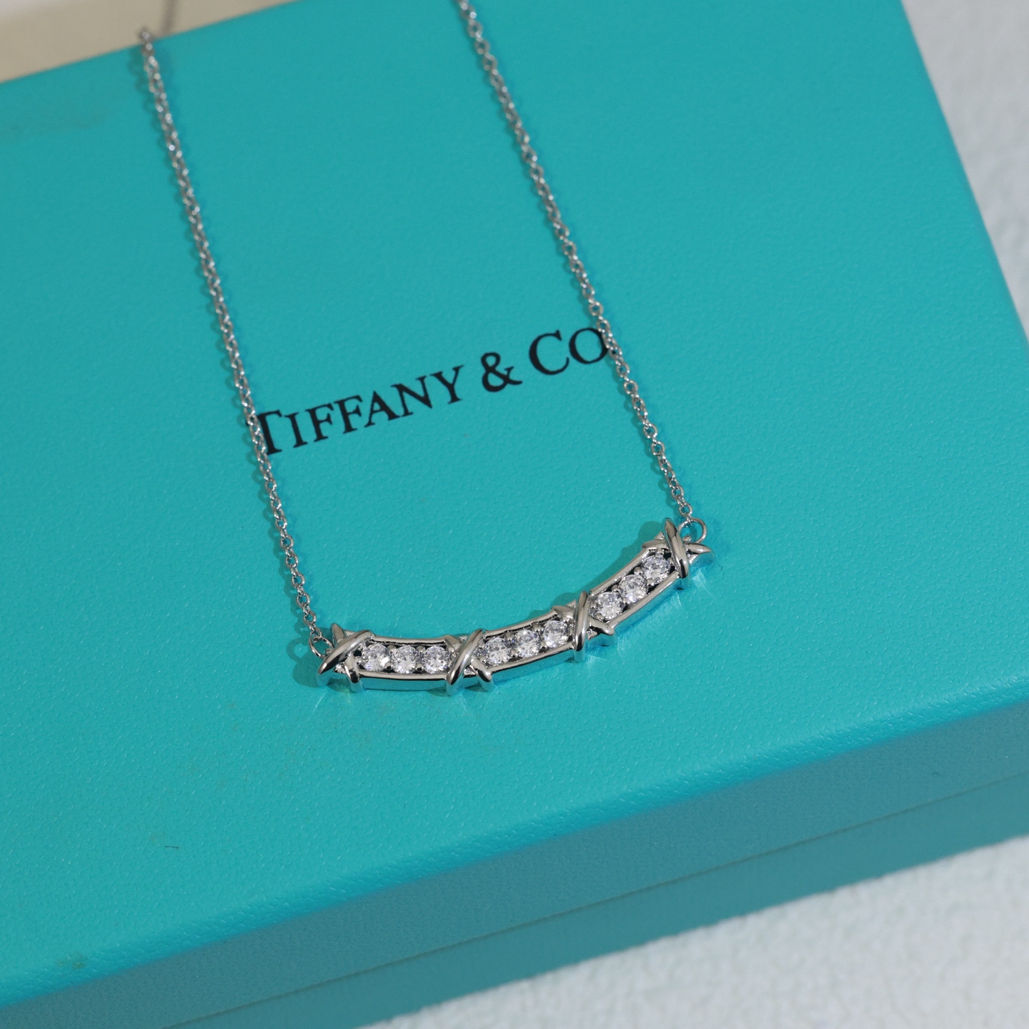 Tiffany & Co. 精工版本 交叉鲜明的线条 呈现 Tiffany 的简约纯粹 Tiffany项链采用 的链环设计