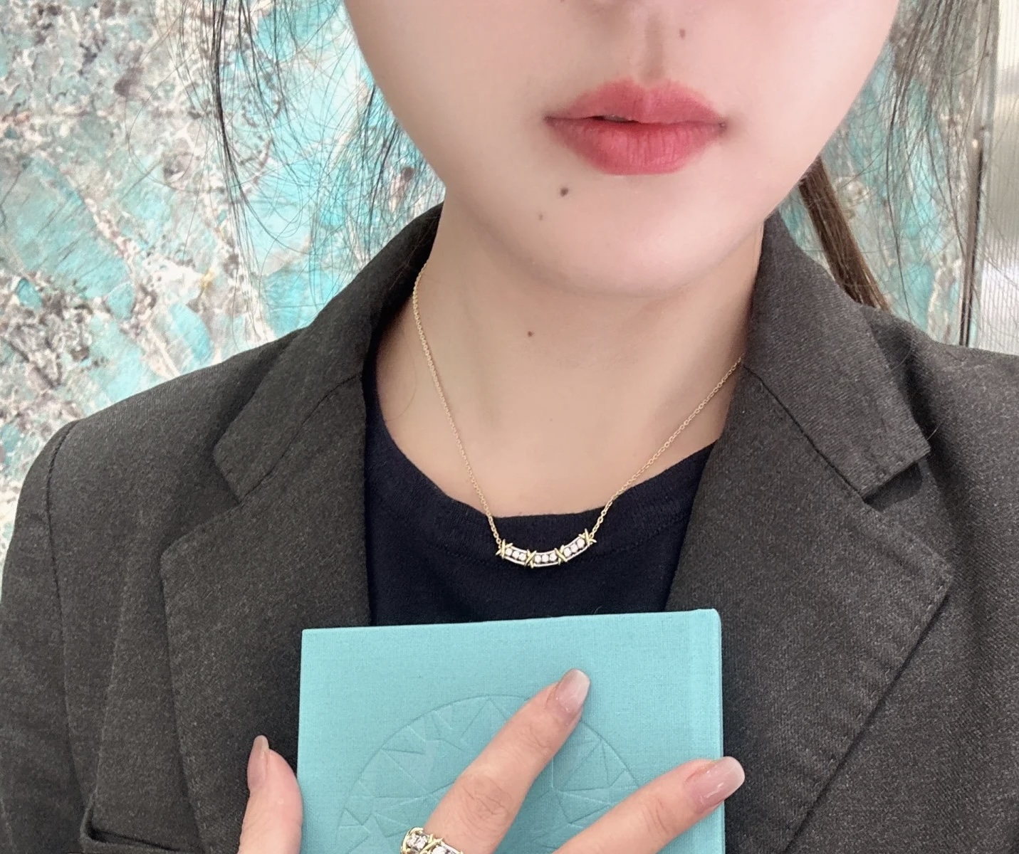 Tiffany & Co. 精工版本 交叉鲜明的线条 呈现 Tiffany 的简约纯粹 Tiffany项链采用 的链环设计