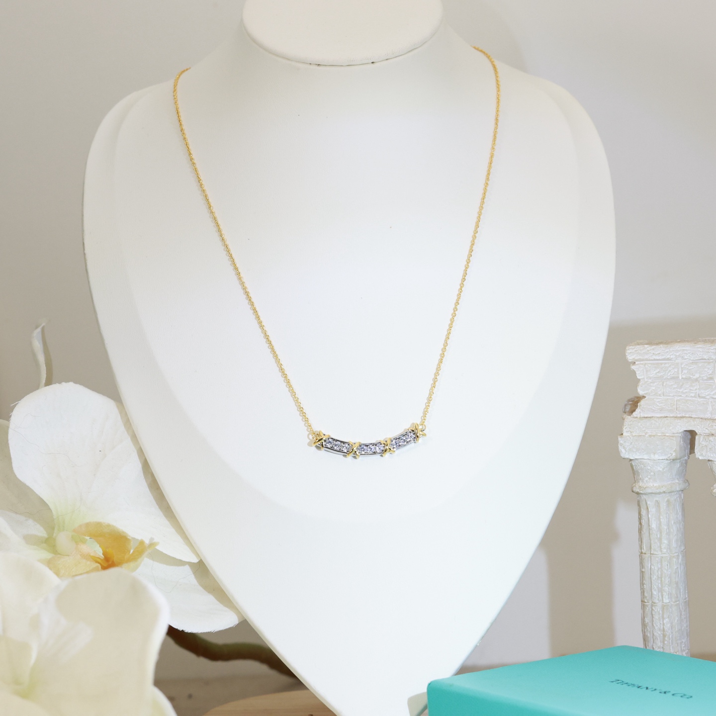 Tiffany & Co. 精工版本 交叉鲜明的线条 呈现 Tiffany 的简约纯粹 Tiffany项链采用 的链环设计