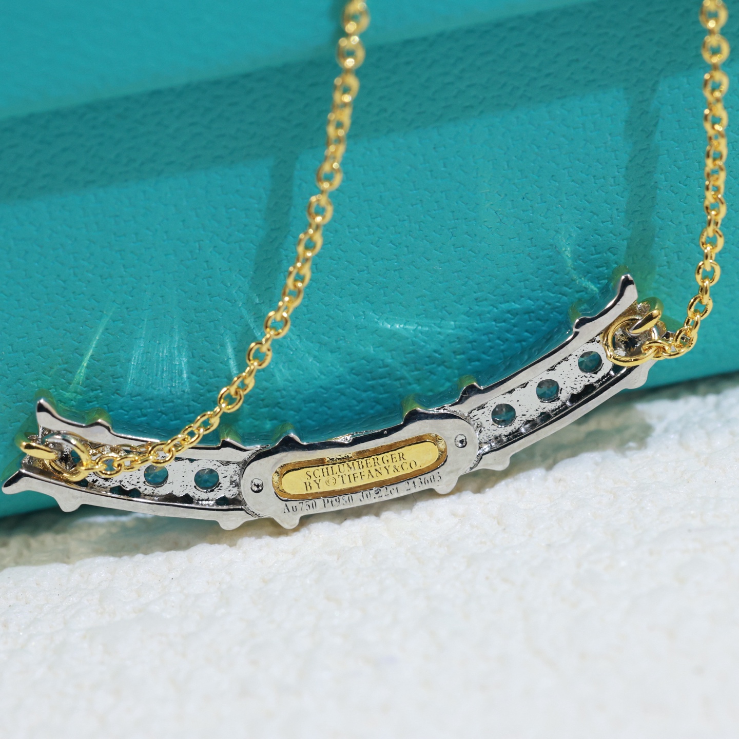 Tiffany & Co. 精工版本 交叉鲜明的线条 呈现 Tiffany 的简约纯粹 Tiffany项链采用 的链环设计