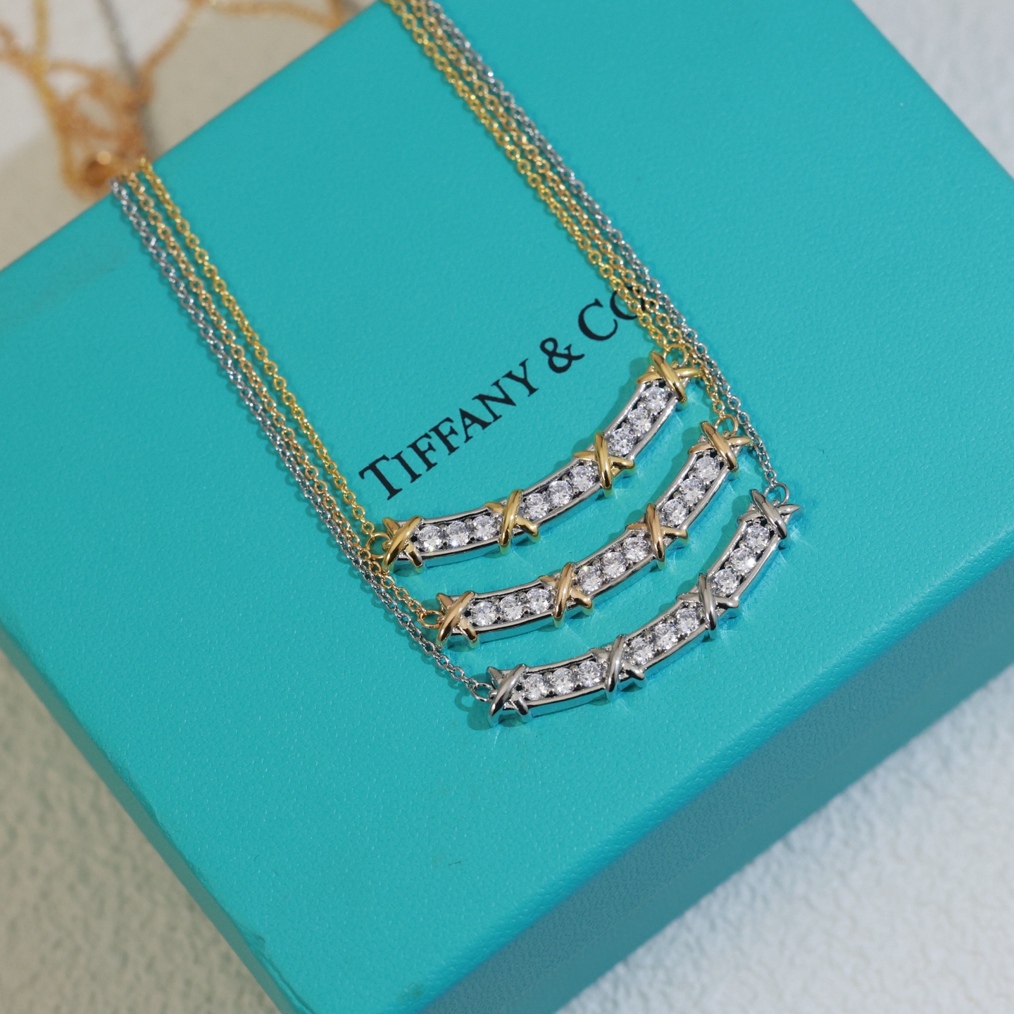Tiffany & Co. 精工版本 交叉鲜明的线条 呈现 Tiffany 的简约纯粹 Tiffany项链采用 的链环设计