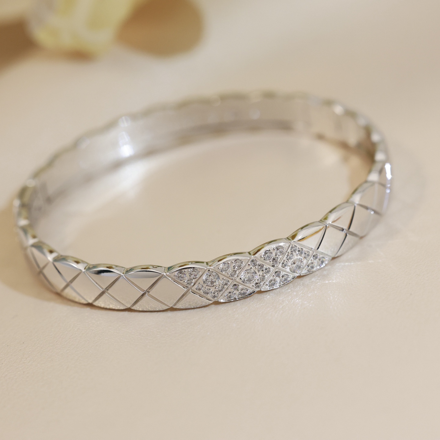 CNC高版本 香奈儿 COCO CRUSH系列手镯斜钻菱格纹手镯 BEIGE双C小香菱形格经典花纹V金手