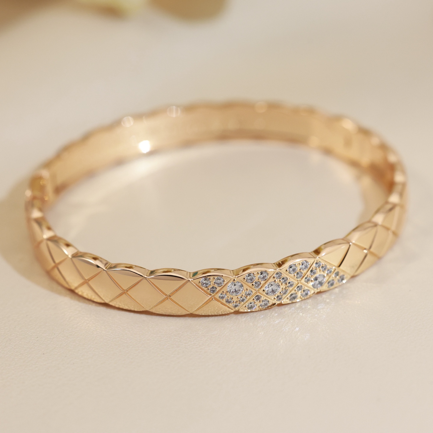 CNC高版本 香奈儿 COCO CRUSH系列手镯斜钻菱格纹手镯 BEIGE双C小香菱形格经典花纹V金手