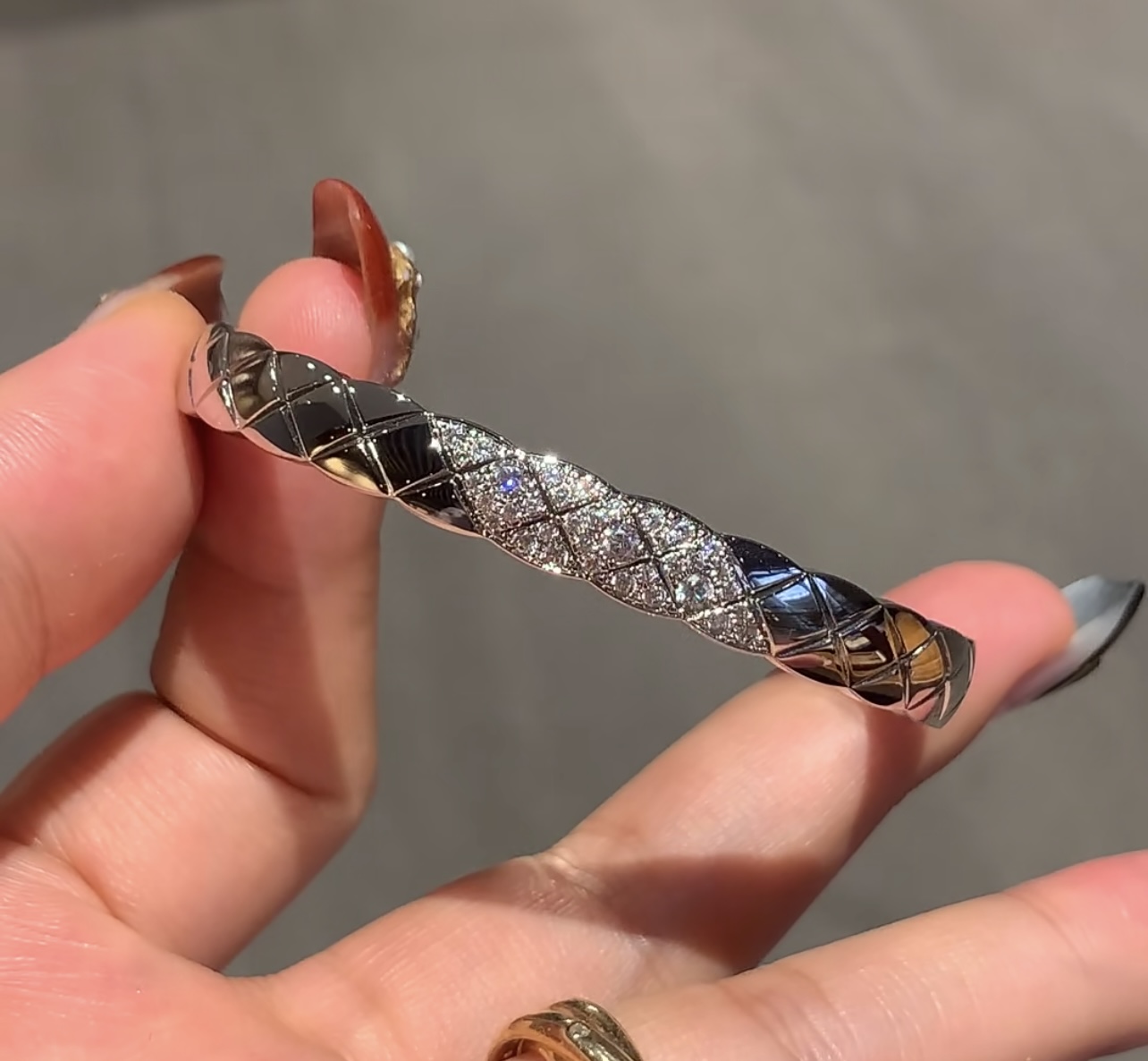 CNC高版本 香奈儿 COCO CRUSH系列手镯斜钻菱格纹手镯 BEIGE双C小香菱形格经典花纹V金手