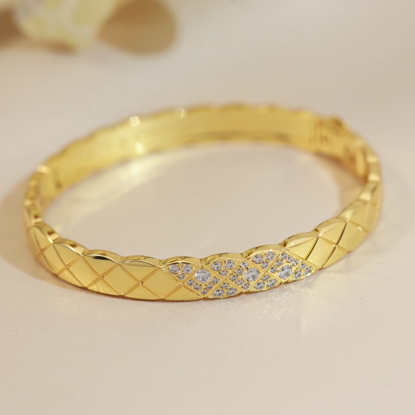 CNC高版本 香奈儿 COCO CRUSH系列手镯斜钻菱格纹手镯 BEIGE双C小香菱形格经典花纹V金手