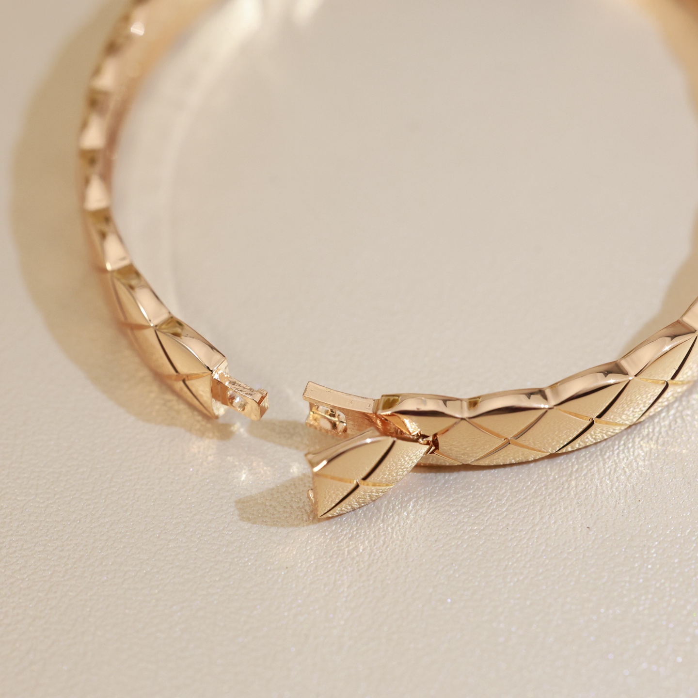 CNC高版本 香奈儿 COCO CRUSH系列手镯斜钻菱格纹手镯 BEIGE双C小香菱形格经典花纹V金手