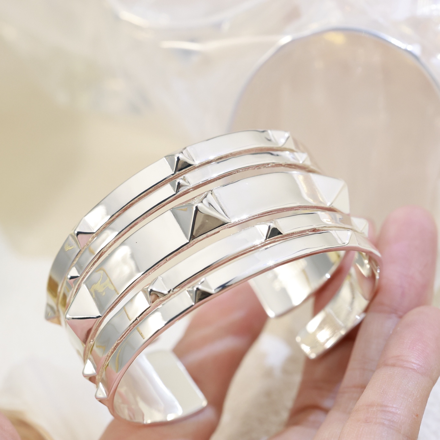 宽版👼爱马仕手镯新款奢侈 铆钉手镯🌹 独家定制首发 大牌 经典 手镯！高端复刻 实心亚金材质 优雅气质 