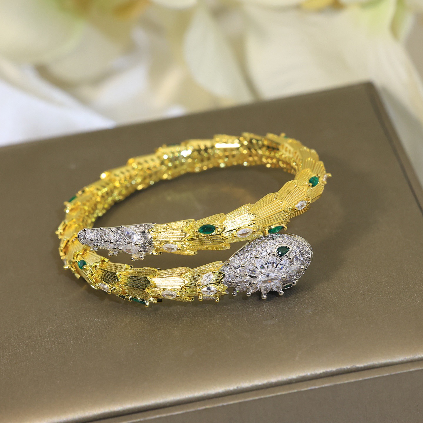 👼】BVLGARI宝格丽蛇手镯。以令人沉醉的绝妙设计捕捉SerPenti手镯的魅力、诱惑和迷人的性感，以