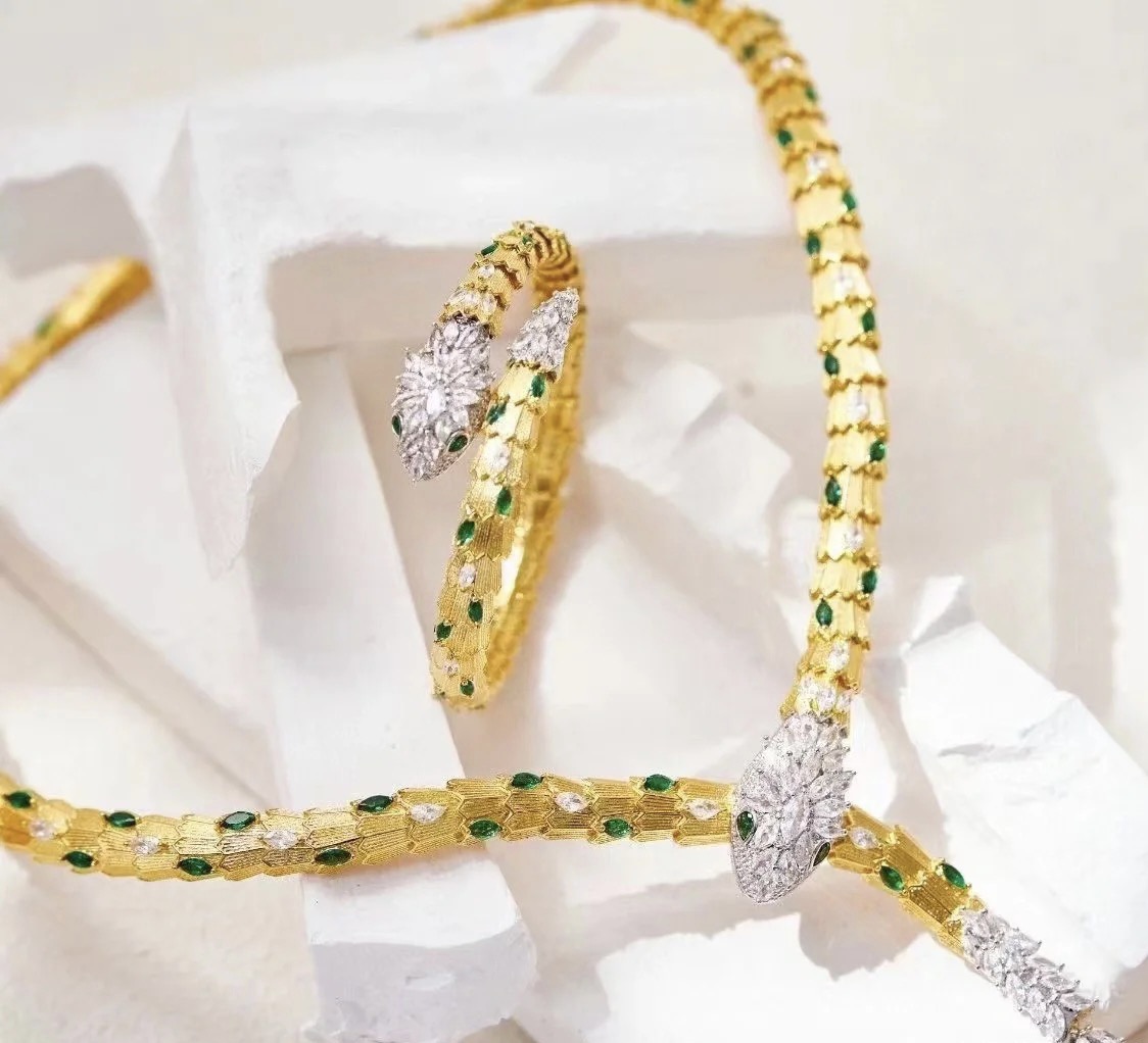 👼】BVLGARI宝格丽蛇手镯。以令人沉醉的绝妙设计捕捉SerPenti手镯的魅力、诱惑和迷人的性感，以