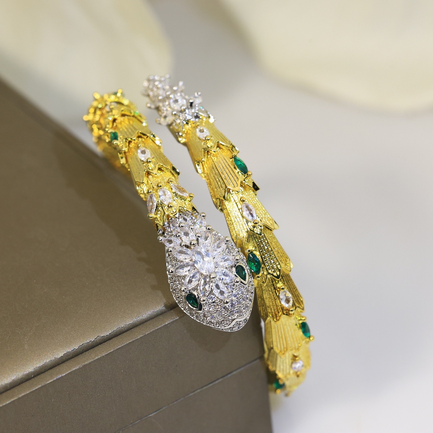 👼】BVLGARI宝格丽蛇手镯。以令人沉醉的绝妙设计捕捉SerPenti手镯的魅力、诱惑和迷人的性感，以