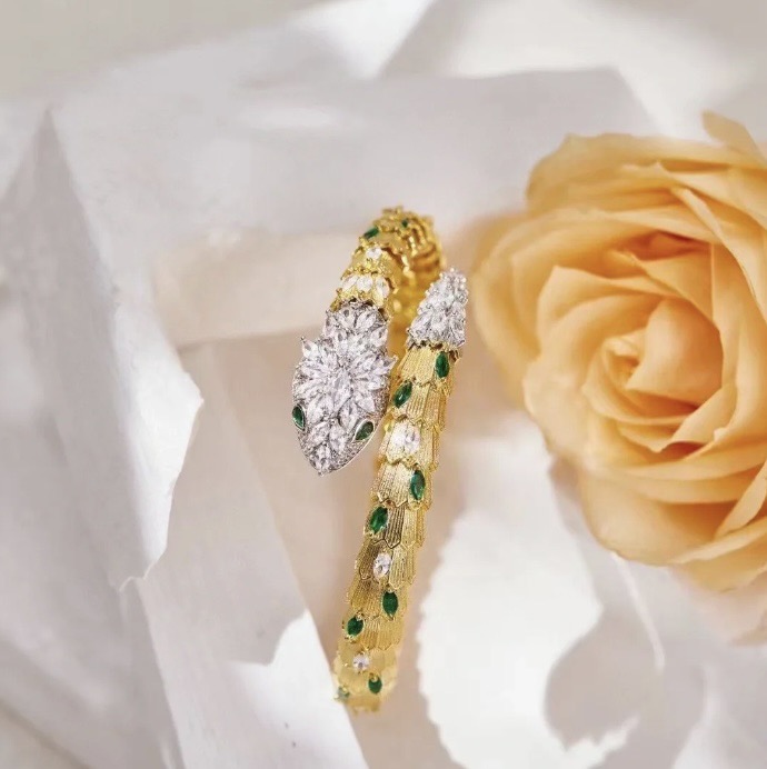 👼】BVLGARI宝格丽蛇手镯。以令人沉醉的绝妙设计捕捉SerPenti手镯的魅力、诱惑和迷人的性感，以