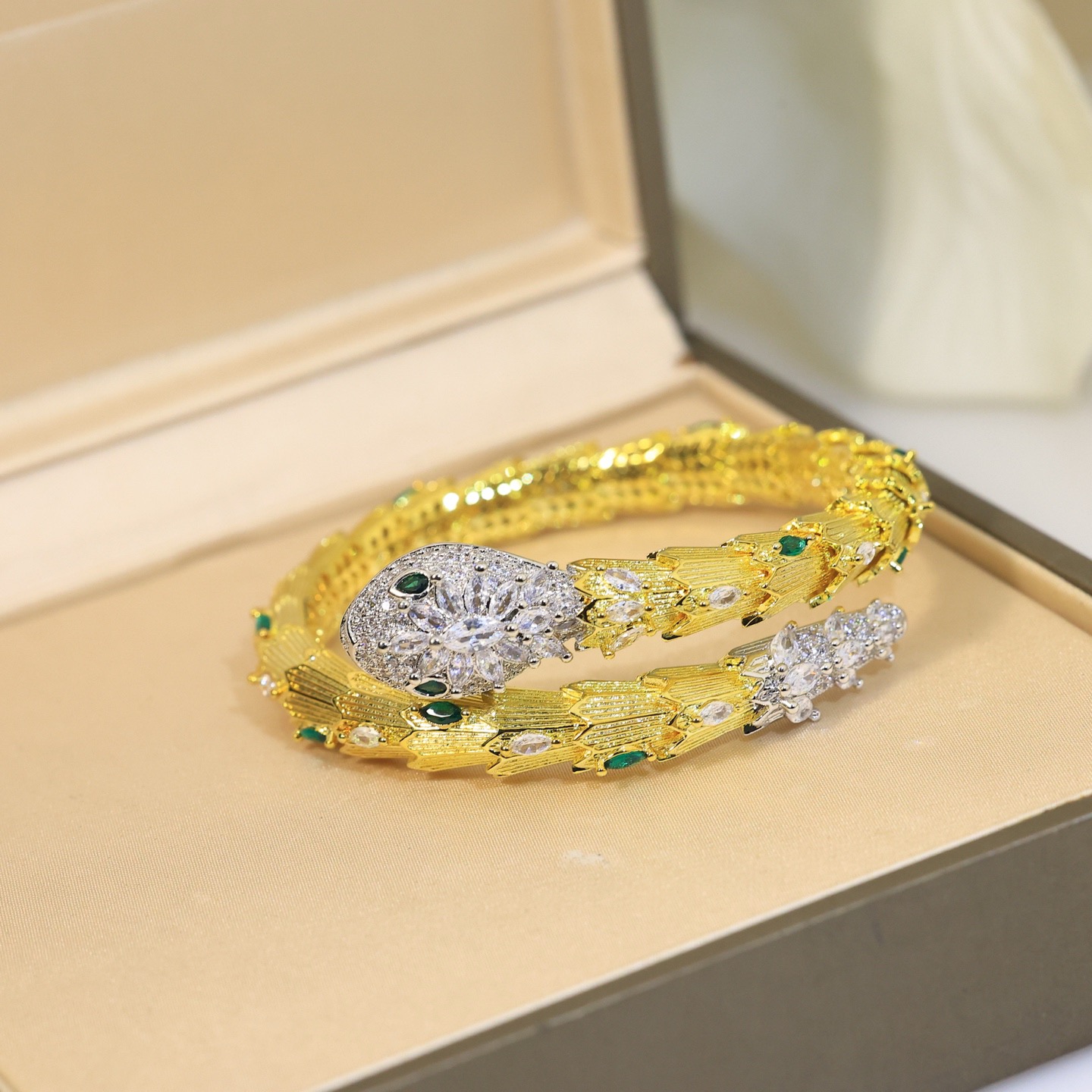 👼】BVLGARI宝格丽蛇手镯。以令人沉醉的绝妙设计捕捉SerPenti手镯的魅力、诱惑和迷人的性感，以