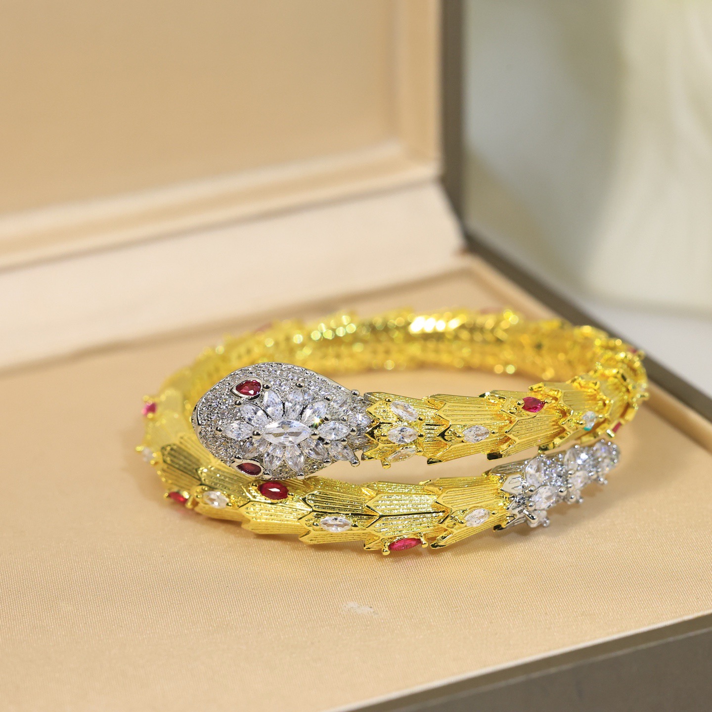 👼】BVLGARI宝格丽蛇手镯。以令人沉醉的绝妙设计捕捉SerPenti手镯的魅力、诱惑和迷人的性感，以