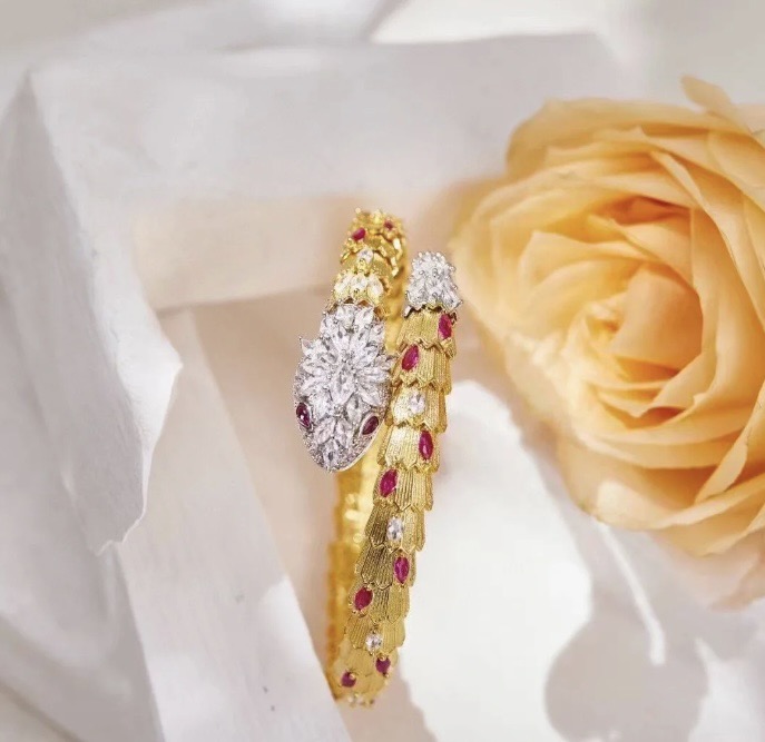 👼】BVLGARI宝格丽蛇手镯。以令人沉醉的绝妙设计捕捉SerPenti手镯的魅力、诱惑和迷人的性感，以