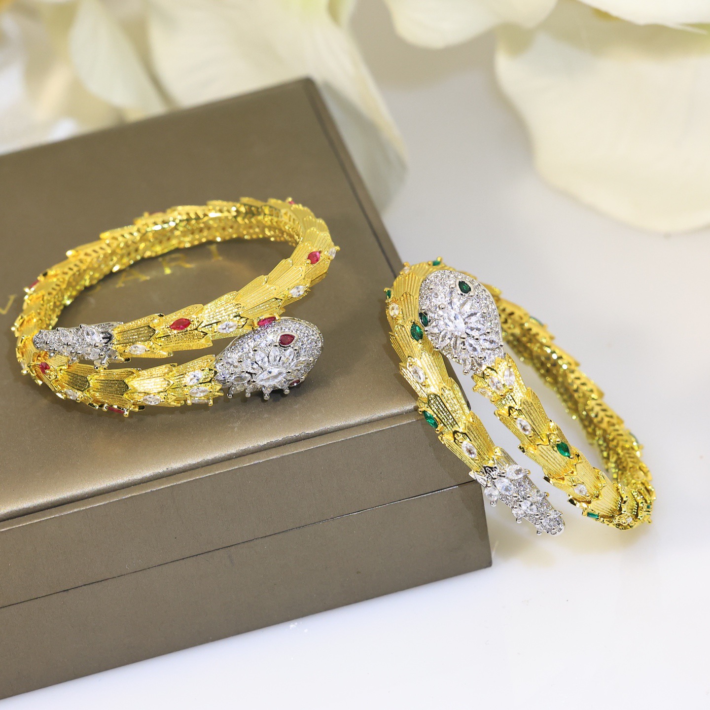 👼】BVLGARI宝格丽蛇手镯。以令人沉醉的绝妙设计捕捉SerPenti手镯的魅力、诱惑和迷人的性感，以