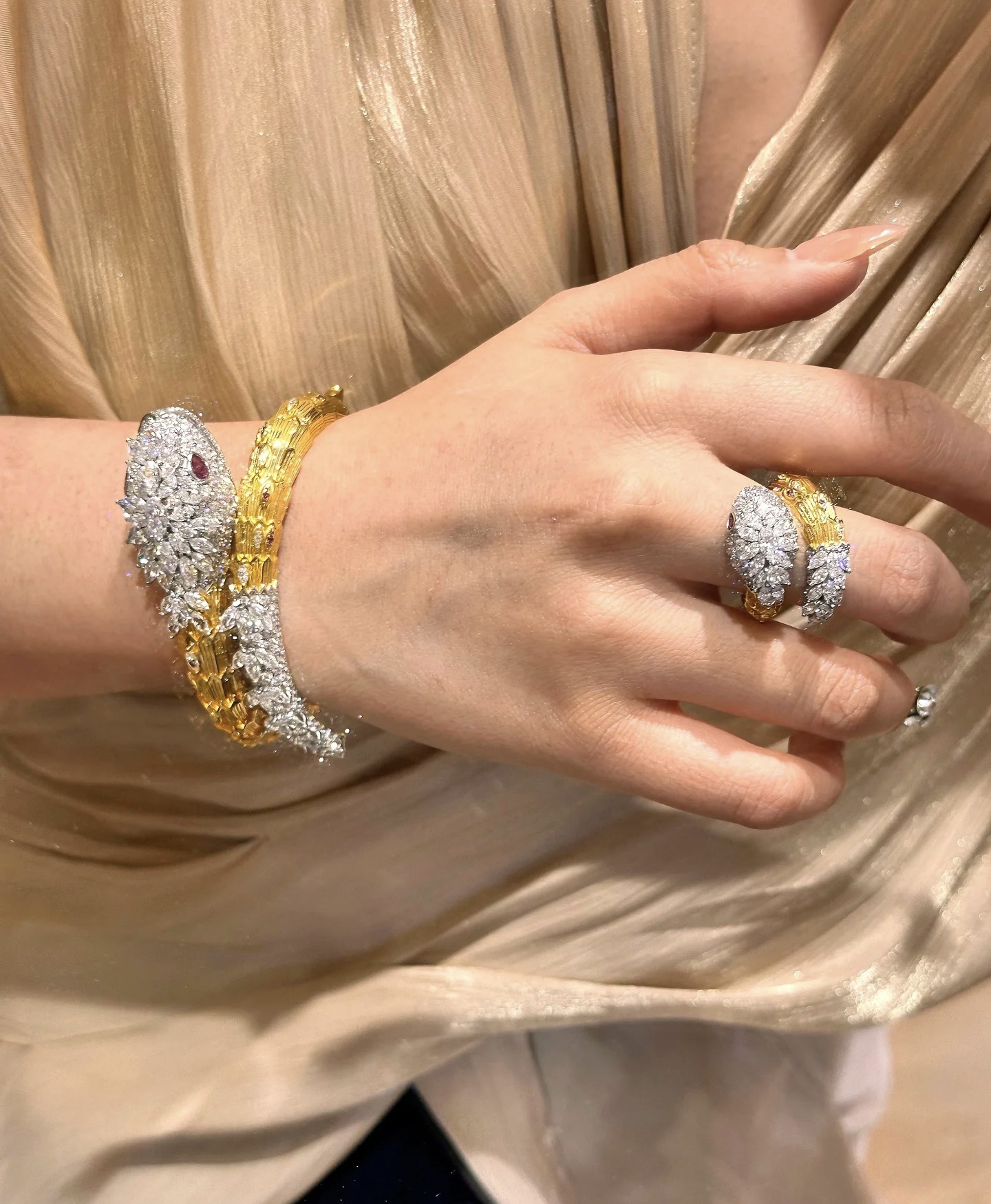 👼】BVLGARI宝格丽蛇手镯。以令人沉醉的绝妙设计捕捉SerPenti手镯的魅力、诱惑和迷人的性感，以