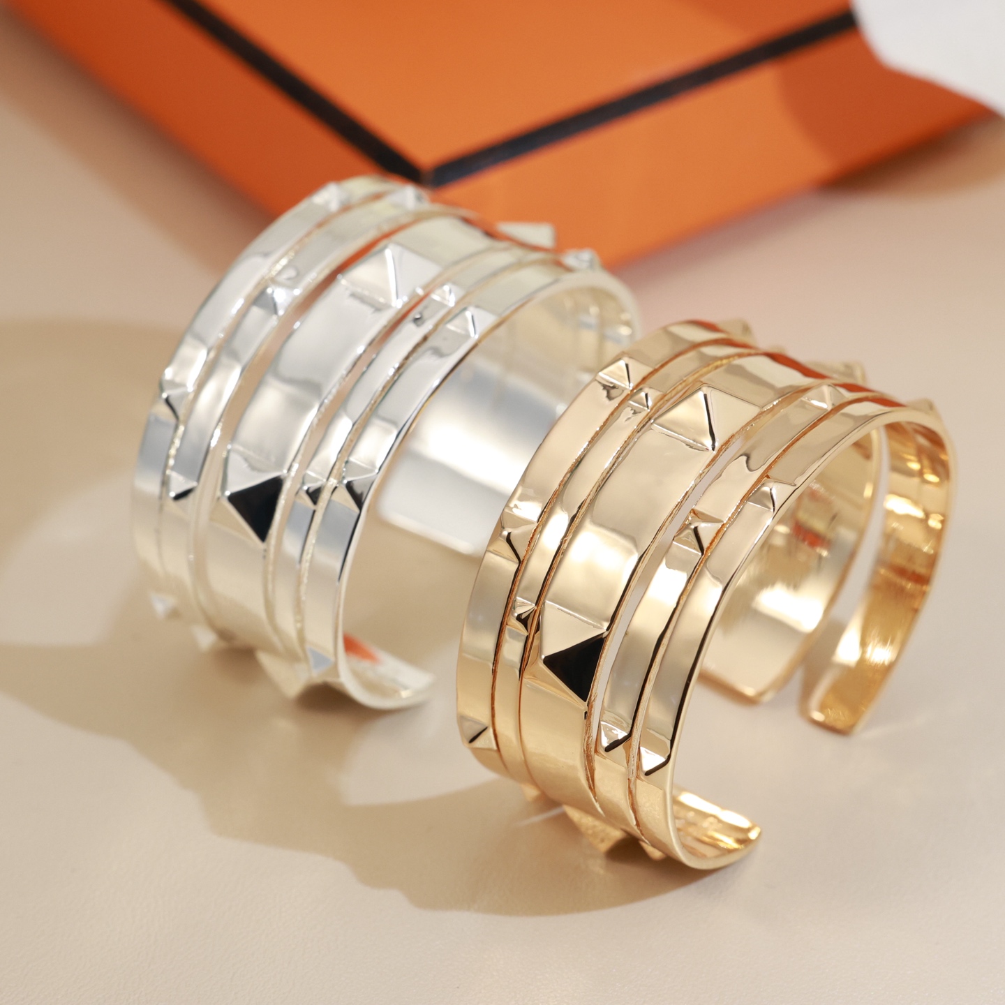 宽版👼爱马仕手镯新款奢侈 铆钉手镯🌹 独家定制首发 大牌 经典 手镯！高端复刻 实心亚金材质 优雅气质 