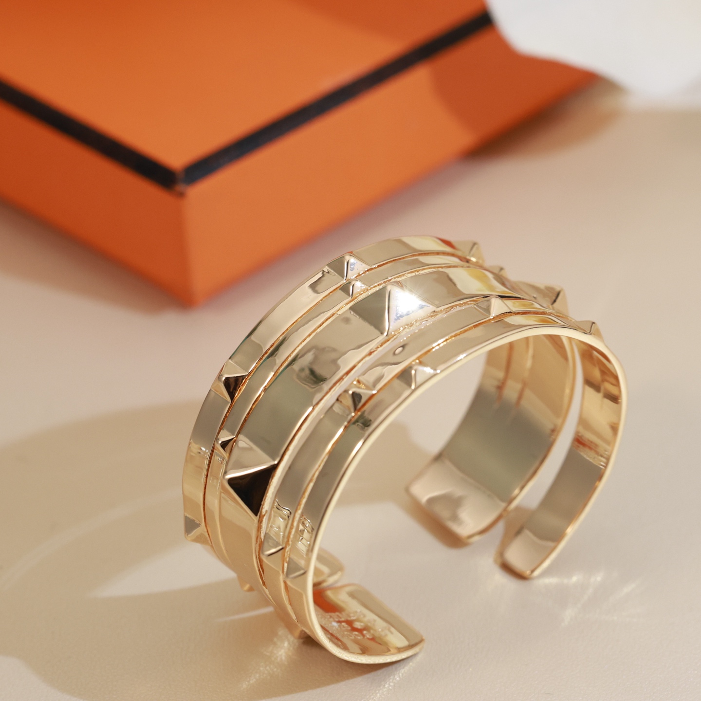 宽版👼爱马仕手镯新款奢侈 铆钉手镯🌹 独家定制首发 大牌 经典 手镯！高端复刻 实心亚金材质 优雅气质 