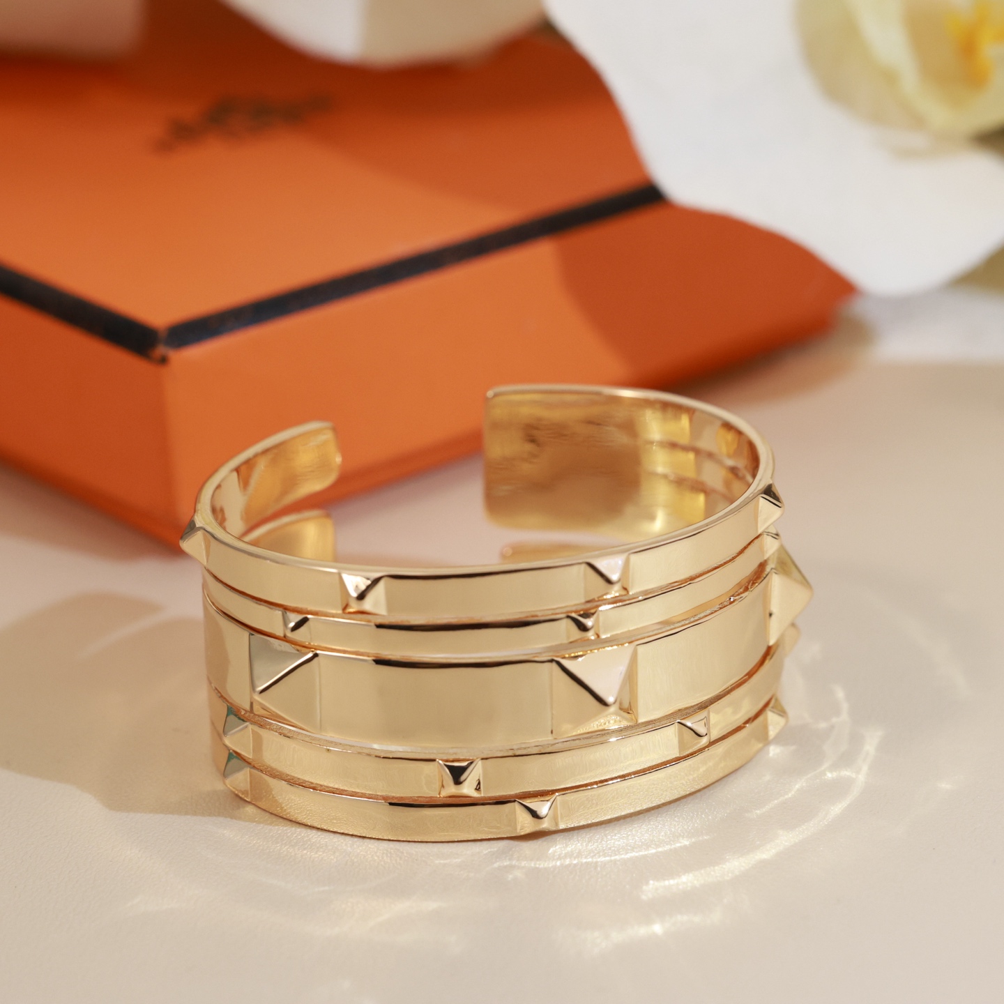 宽版👼爱马仕手镯新款奢侈 铆钉手镯🌹 独家定制首发 大牌 经典 手镯！高端复刻 实心亚金材质 优雅气质 